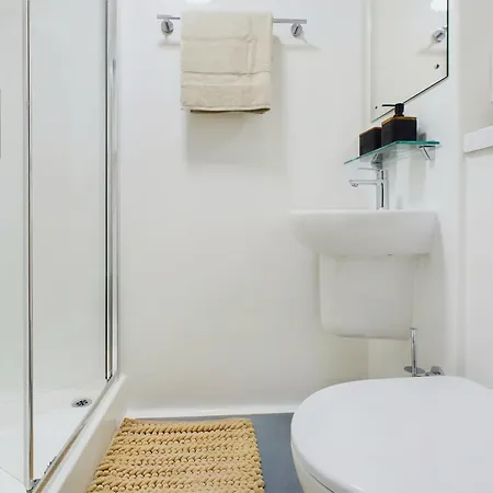 For Students Only - Straits Aire In Apartment